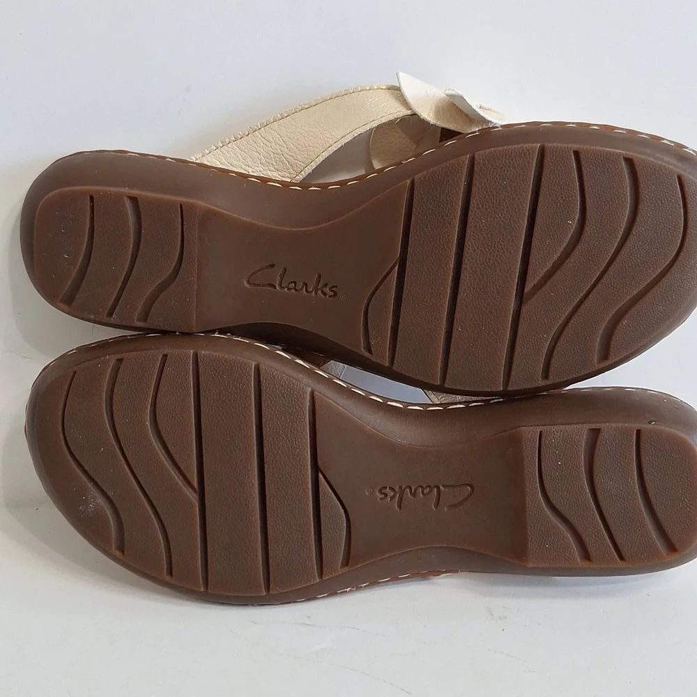 Clarks Cream Leather Metallic Coquette Sandal with Floral Embellishment Size 7.5